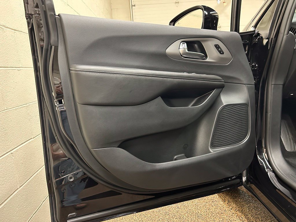 New 2027 Chrysler Pacifica Limited FWD image 15