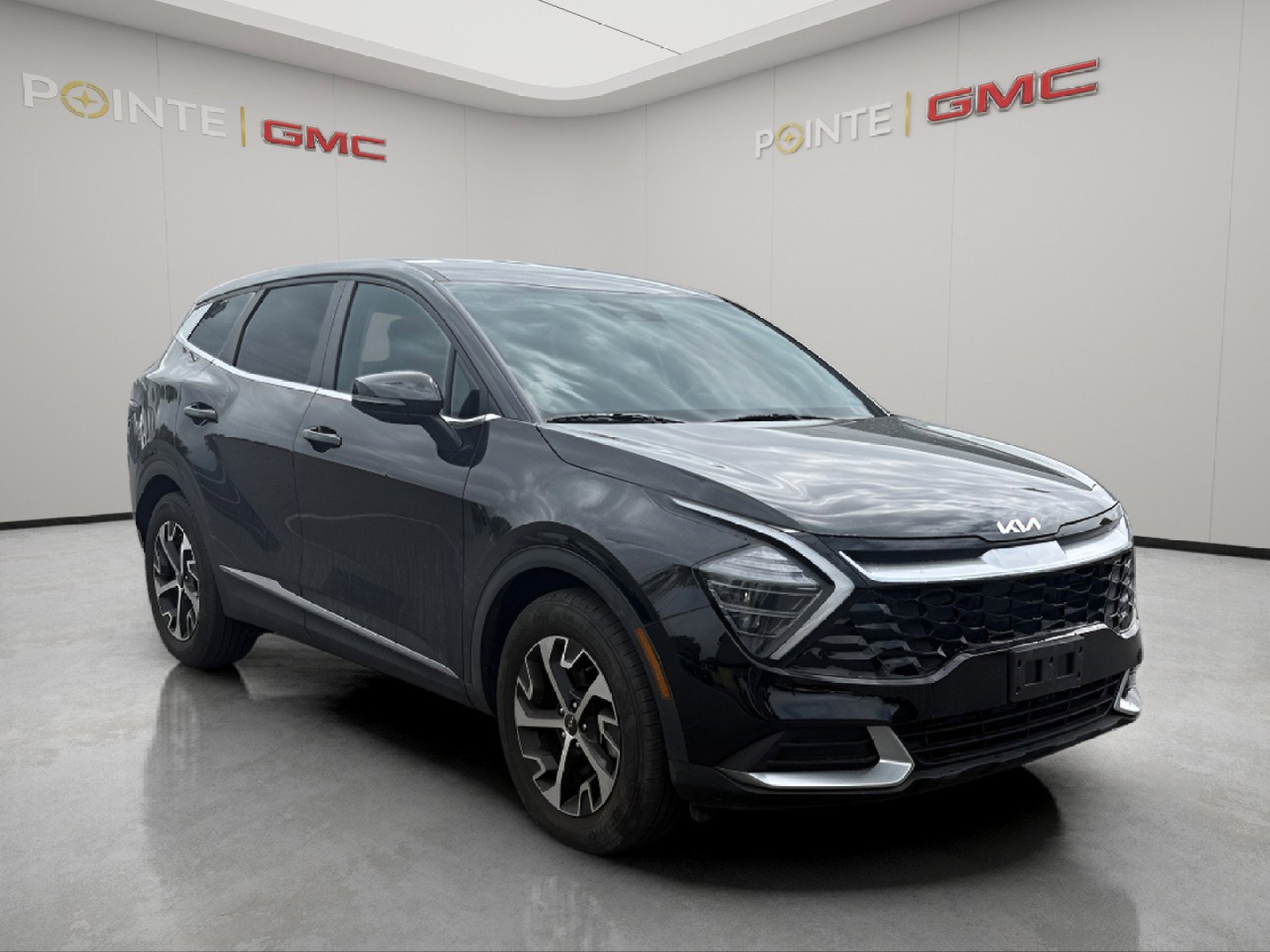 Used 2024 Kia Sportage EX FWD image 2