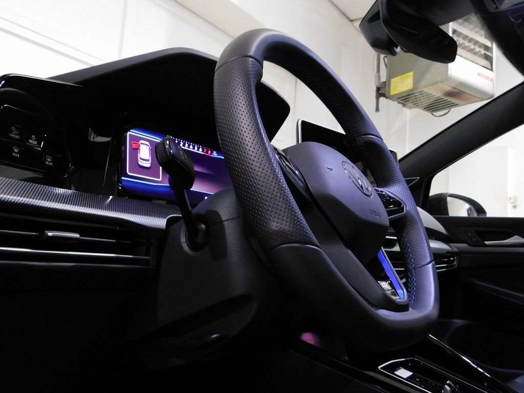 Used 2025 Volkswagen Golf 2.0T image 32