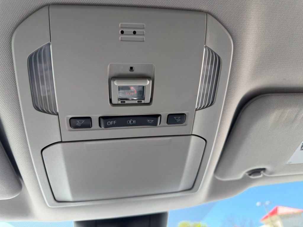 Used 2020 Toyota Highlander LE image 31