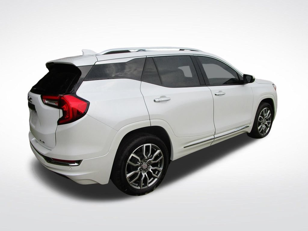 Used 2024 GMC Terrain Denali w/ Denali Premium Package AWD/4WD image 10