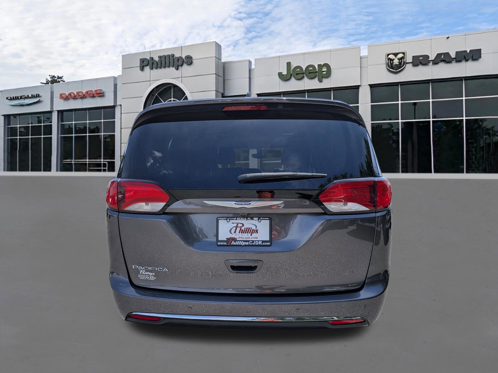 Used 2018 Chrysler Pacifica Touring-L Plus w/ Tire & Wheel Group FWD image 4