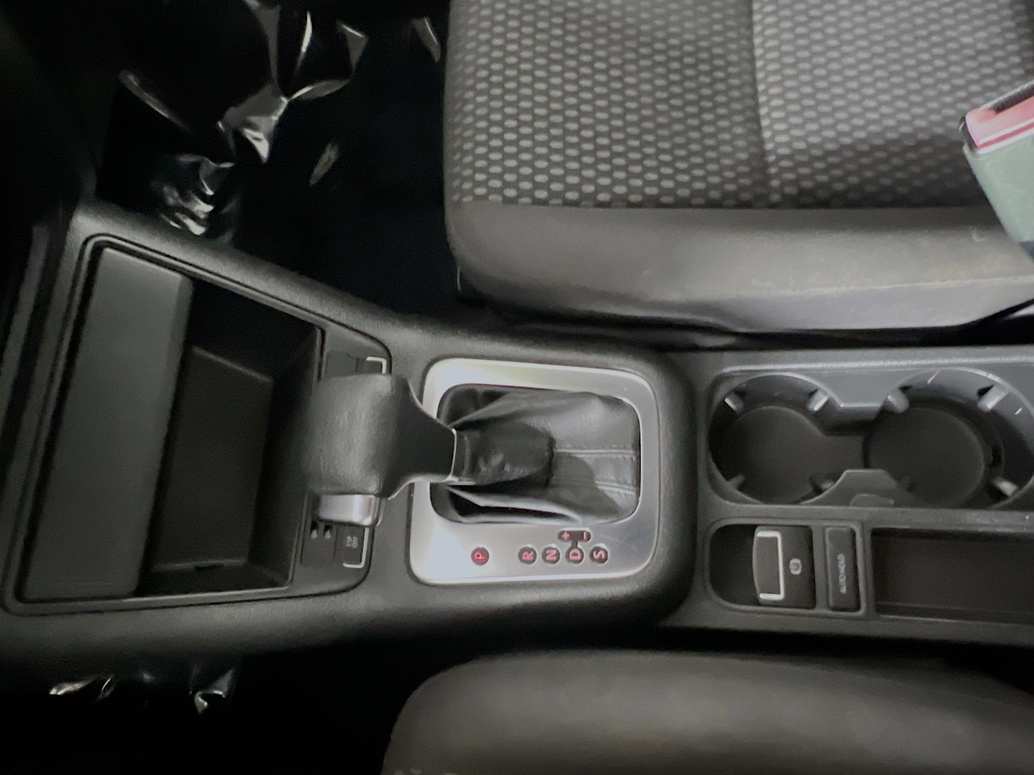 Used 2010 Volkswagen Tiguan S image 24