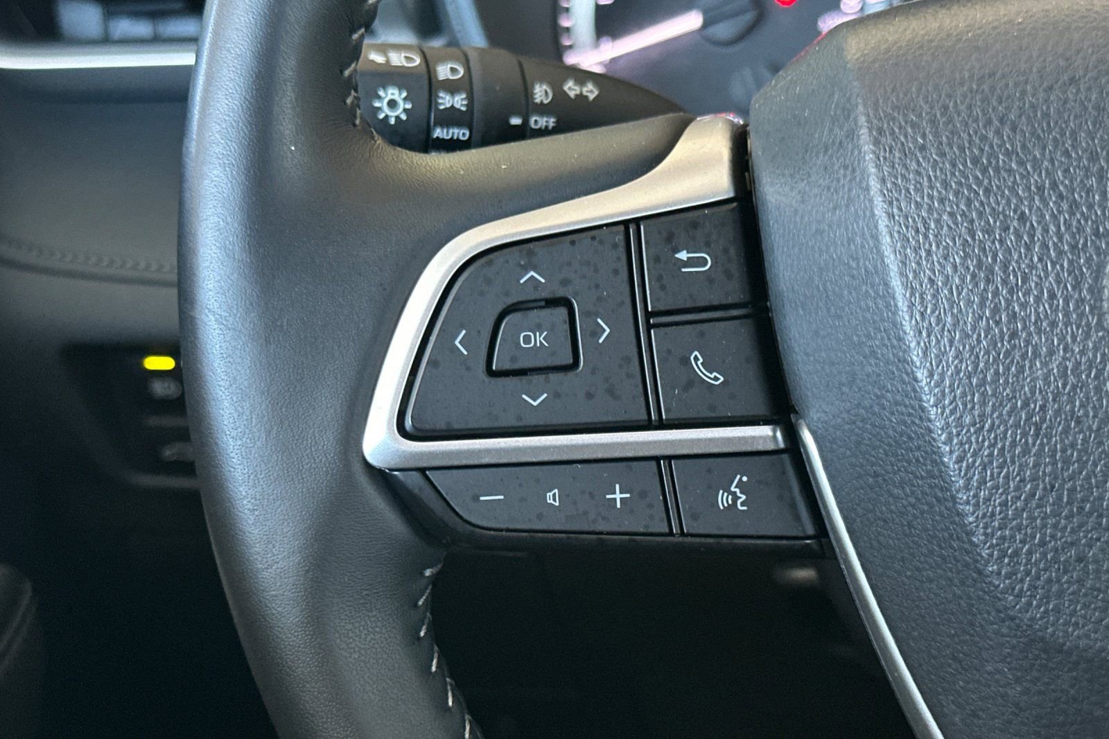 Used 2025 Toyota Highlander LE FWD image 27