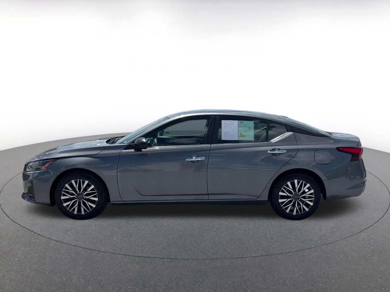 Used 2025 Nissan Altima 2.5 SV FWD image 9