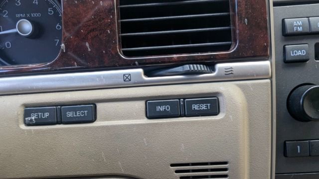 Used 2011 Lincoln Town Car Signature Limited image 33