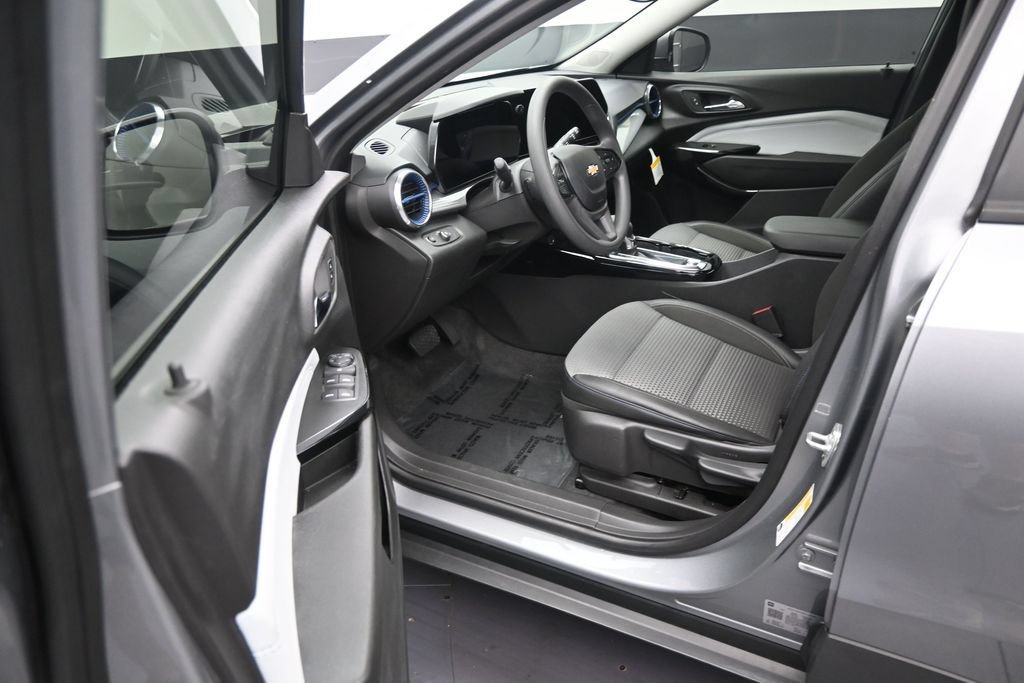 Used 2025 Chevrolet Trax LT FWD image 10