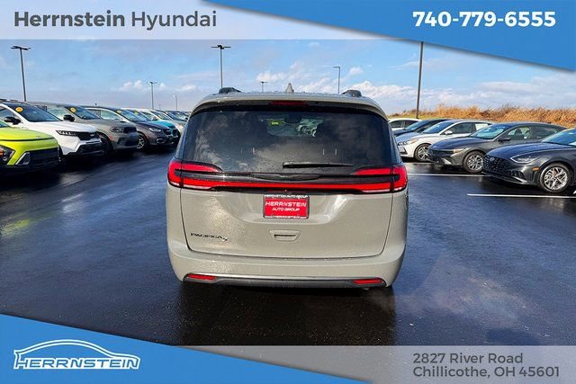 Used 2022 Chrysler Pacifica Touring-L w/ S Appearance Package image 28
