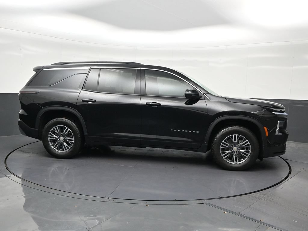 Used 2026 Chevrolet Traverse LT FWD image 7