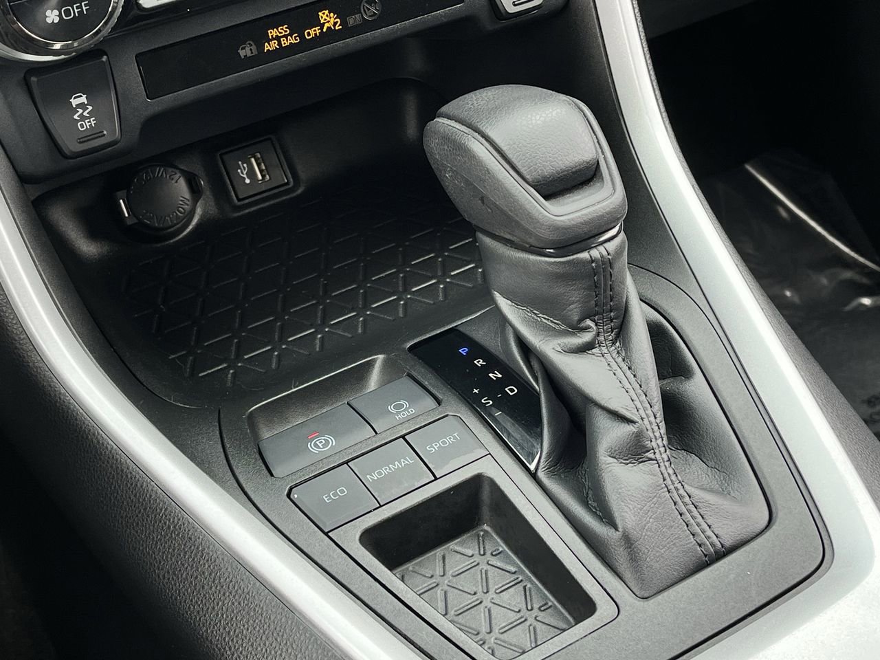 Used 2023 Toyota RAV4 XLE FWD image 17