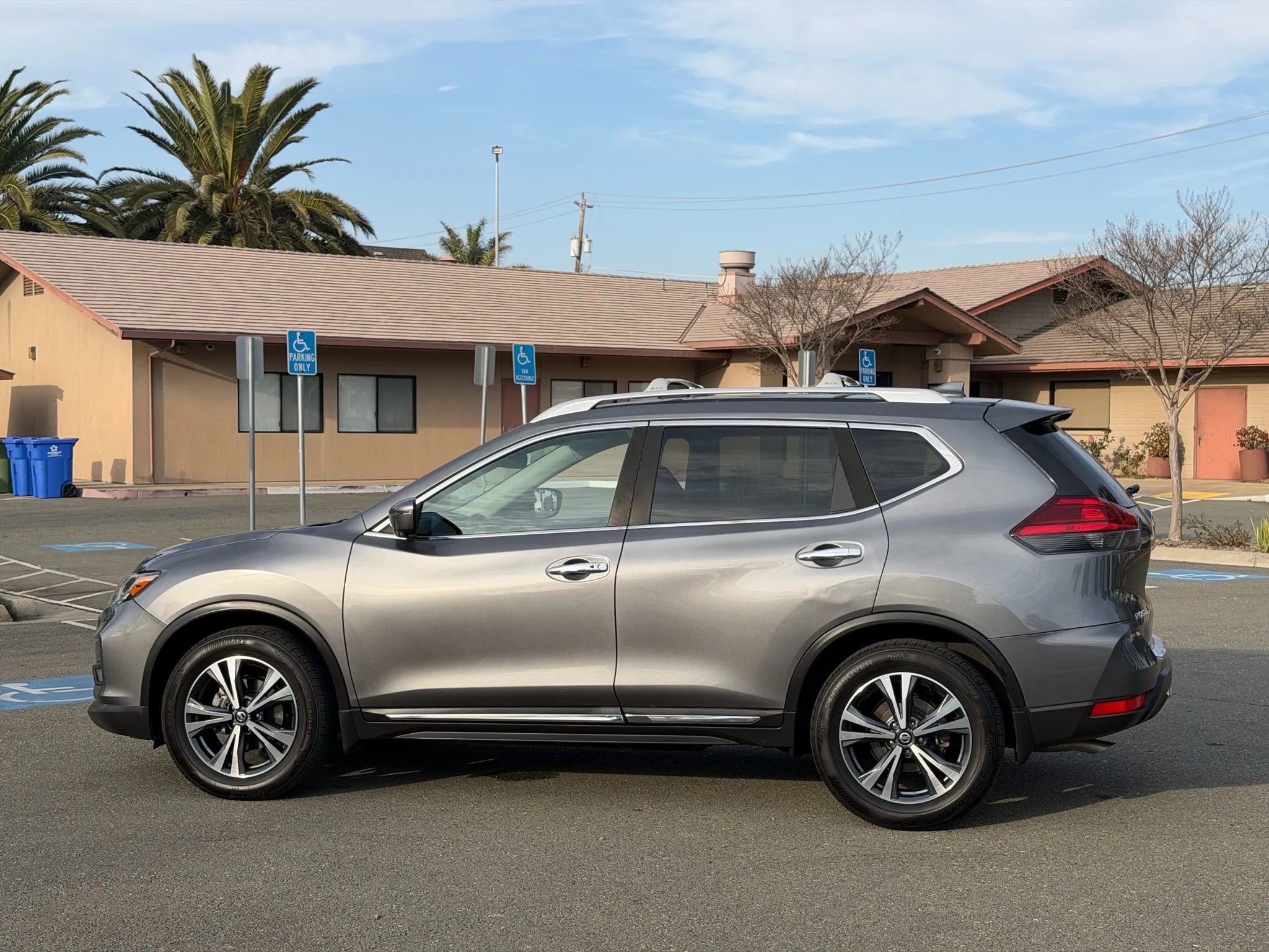 Used 2017 Nissan Rogue SL w/ SL Premium Package image 2