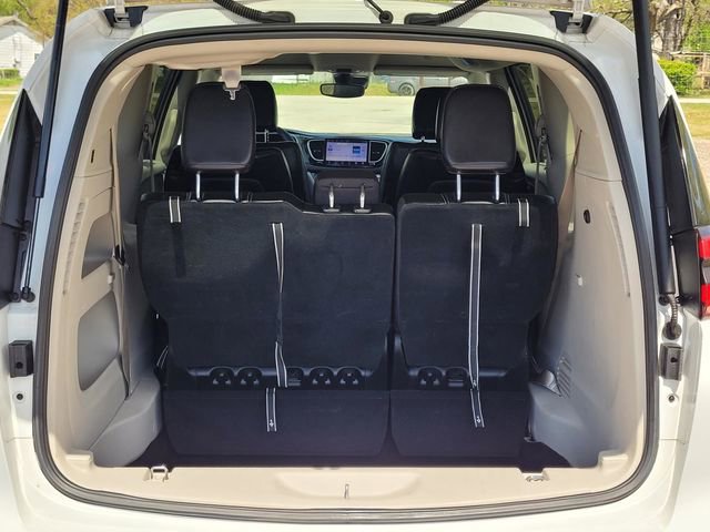 Used 2024 Chrysler Pacifica Touring-L image 10