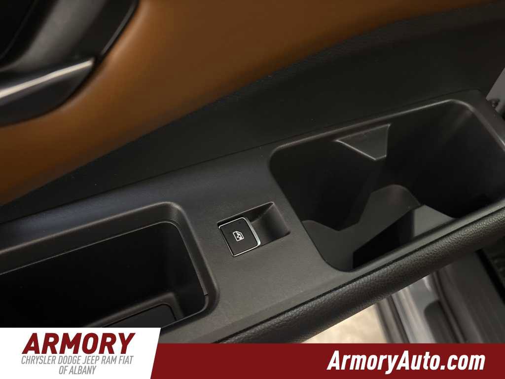 Used 2022 Nissan Pathfinder Platinum w/ Cargo Package image 27