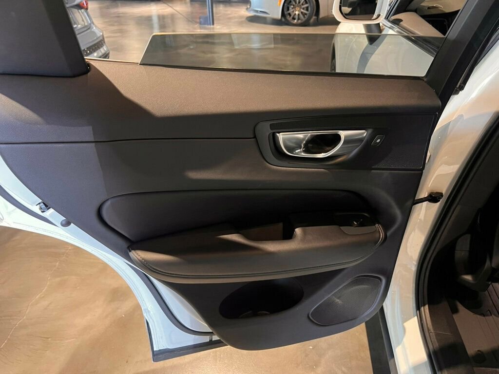 Used 2023 Volvo XC60 B5 Plus image 24