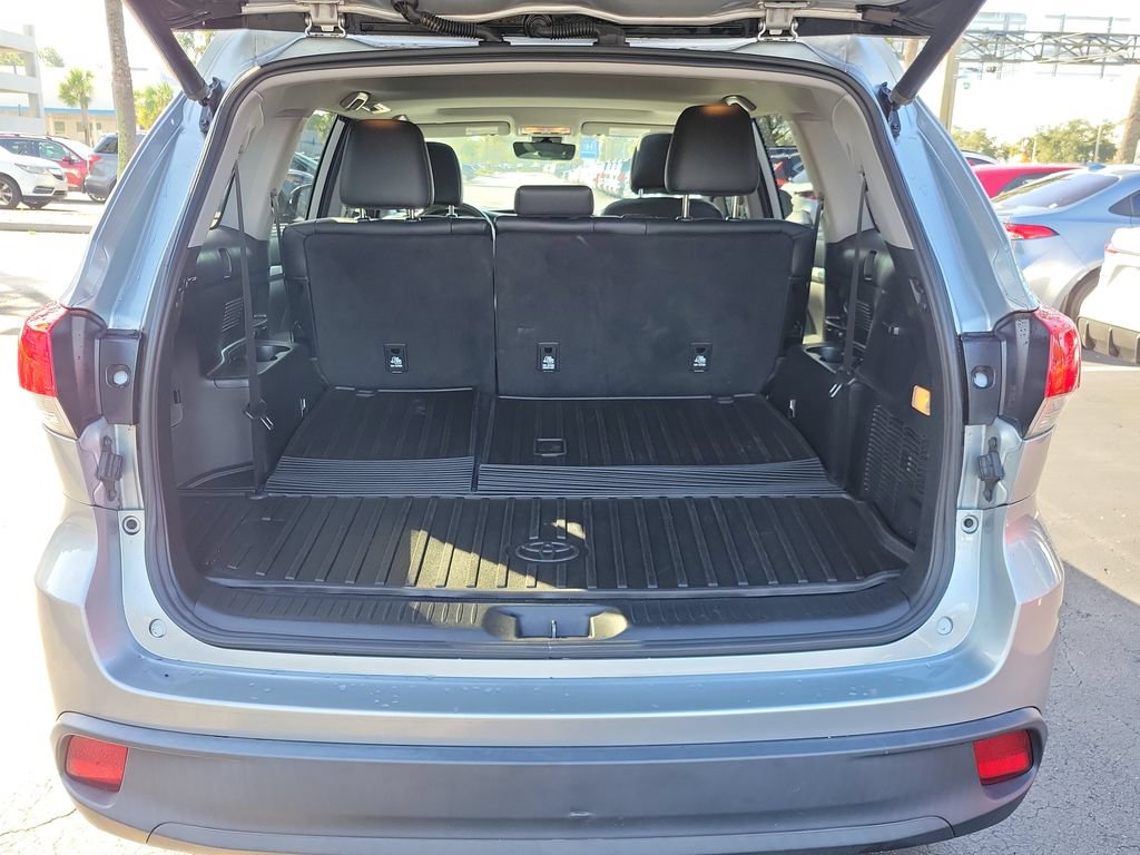 Used 2019 Toyota Highlander XLE FWD image 12