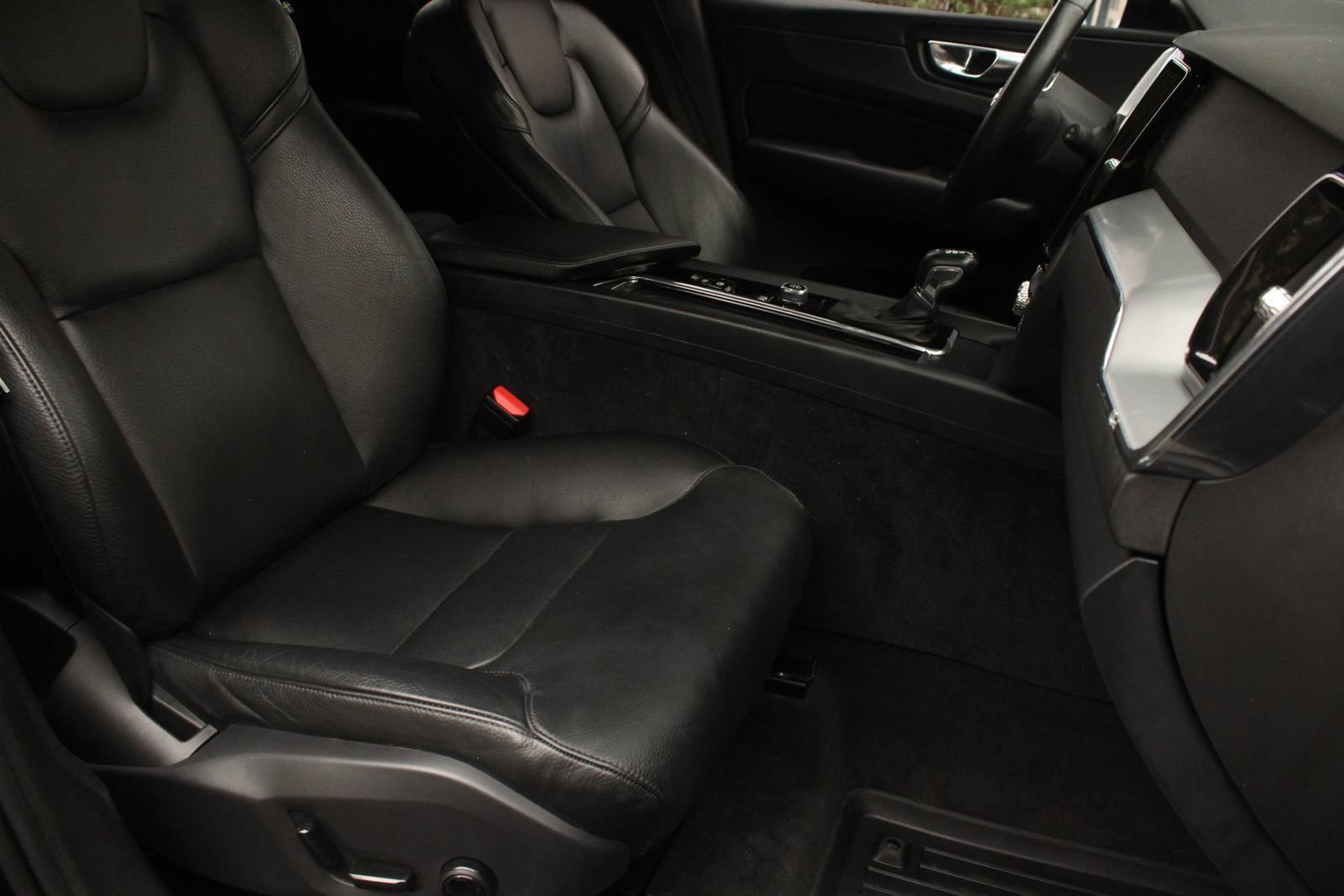 Used 2018 Volvo XC60 T6 Momentum w/ Convenience Package AWD/4WD image 27