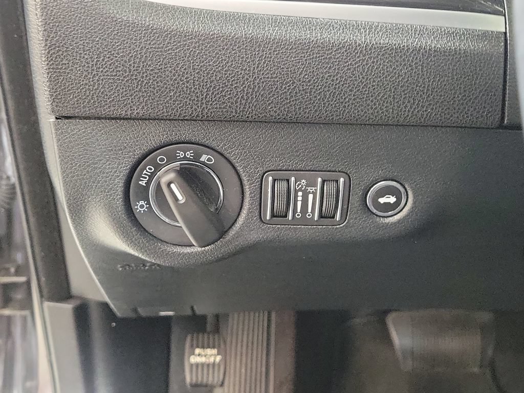 Used 2018 Chrysler 300 Touring RWD image 13