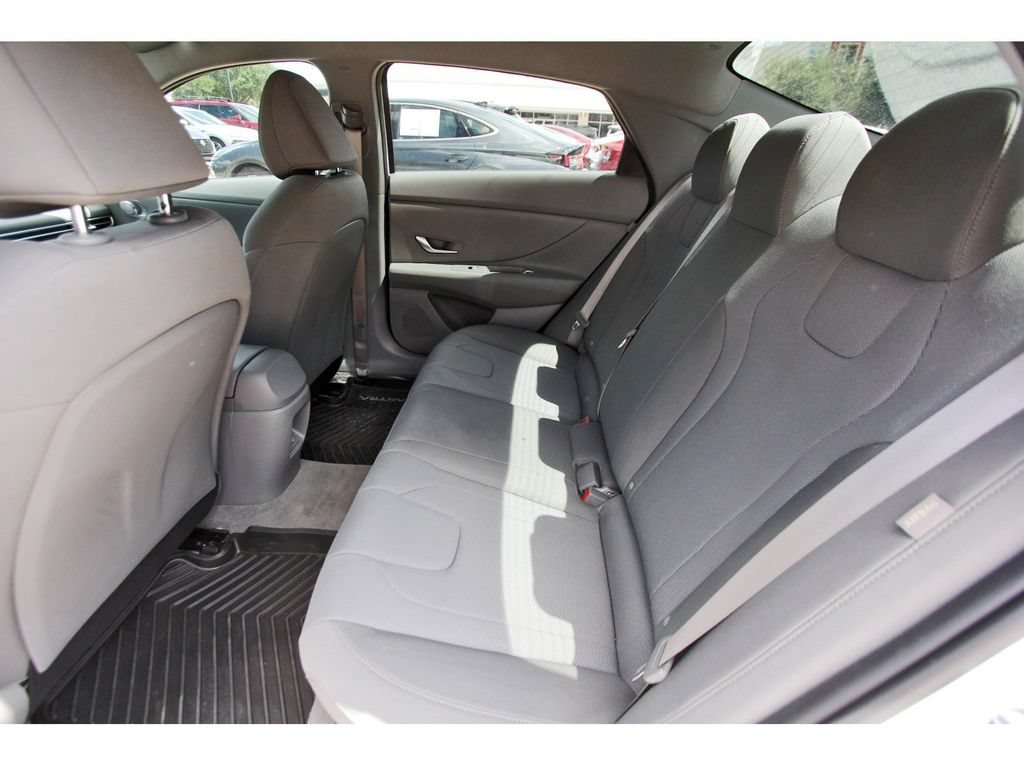 Used 2025 Hyundai Elantra SE FWD image 14