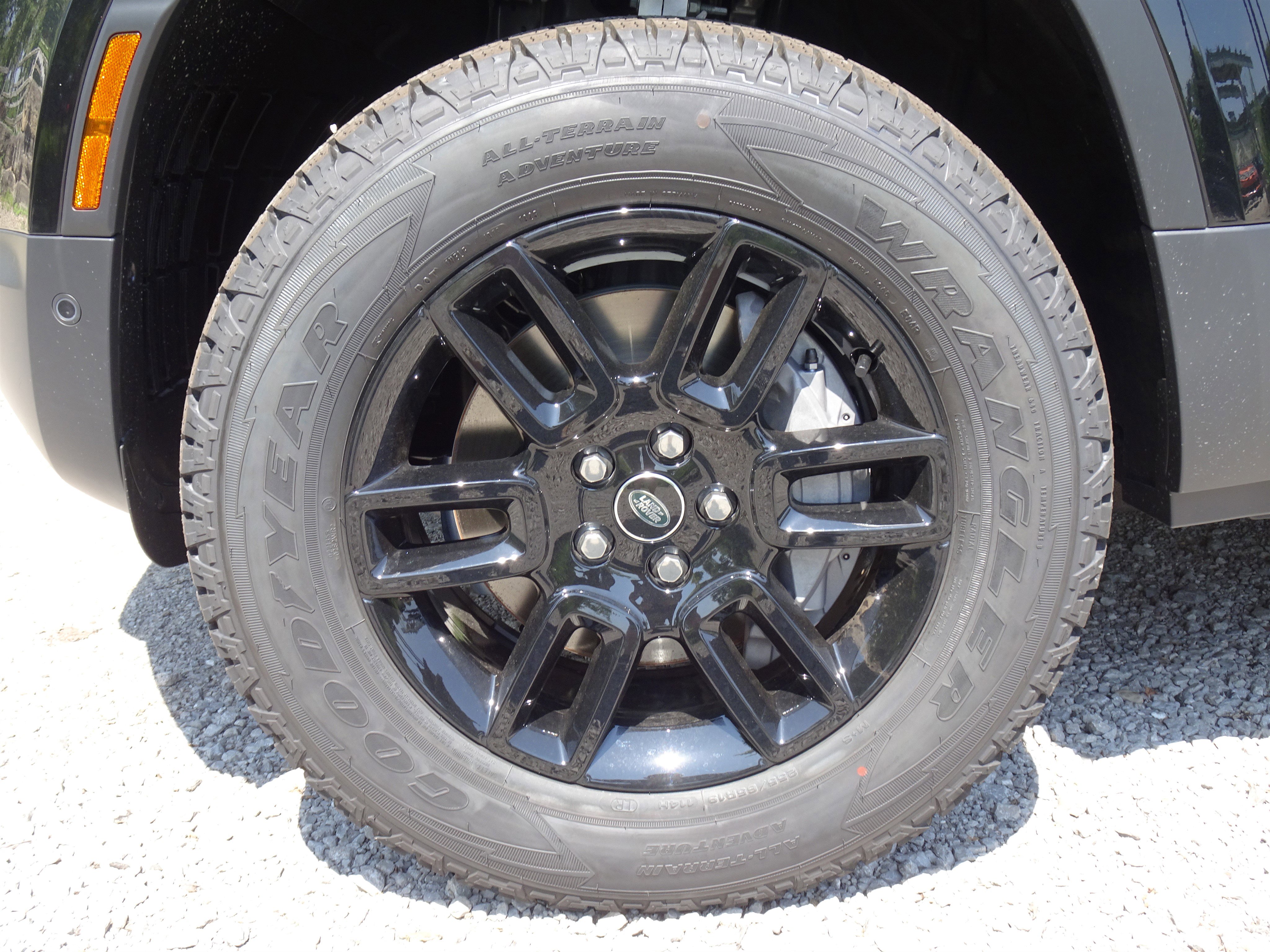 New 2025 Land Rover Defender 110 S image 15