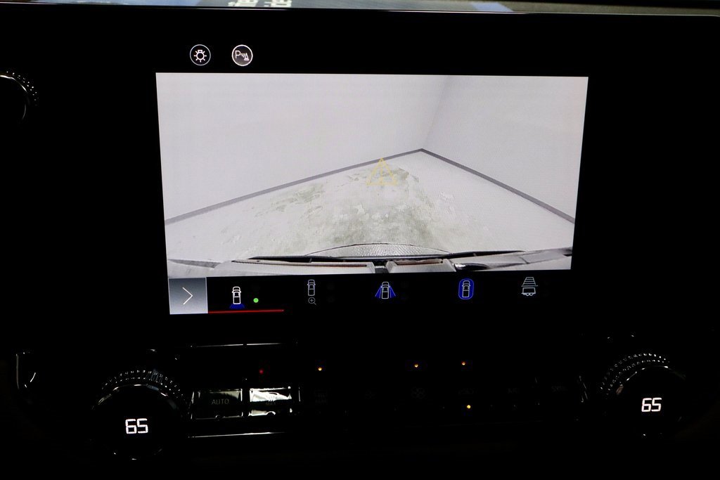 Used 2023 GMC Canyon Denali image 2