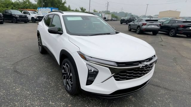 New 2026 Chevrolet Trax RS w/ Sunroof Package FWD image 4