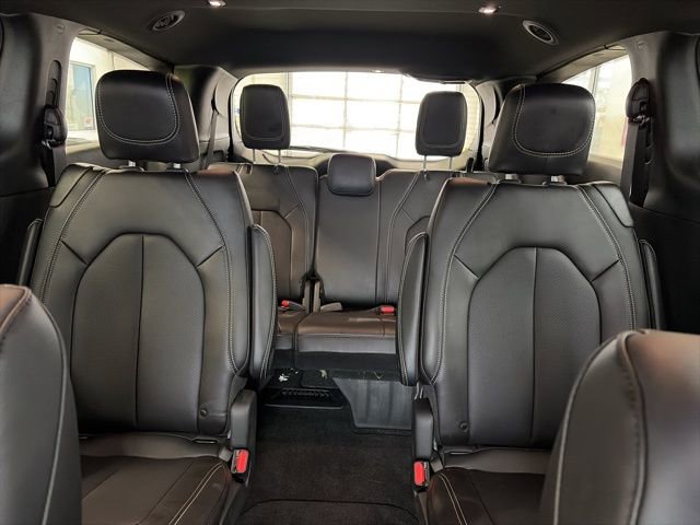 Used 2026 Chrysler Pacifica Select image 13