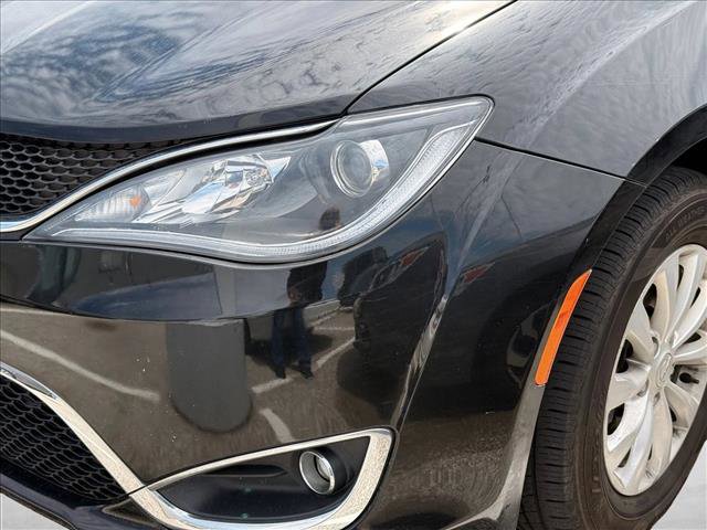 Used 2019 Chrysler Pacifica Touring-L FWD image 11