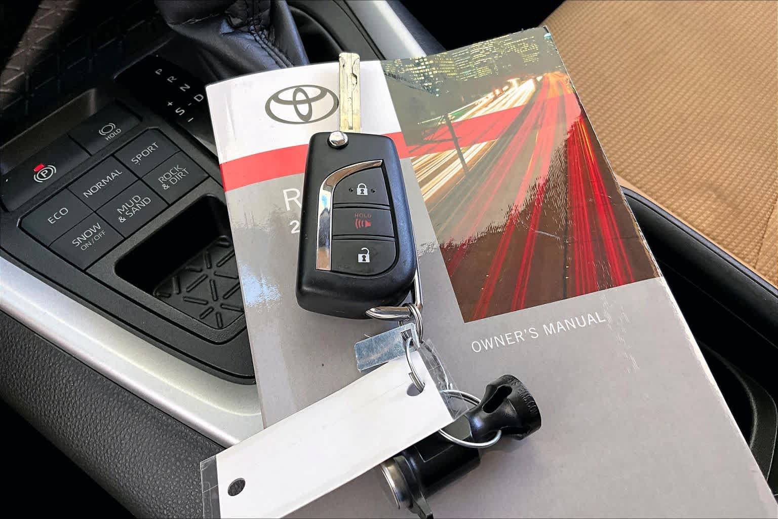 Used 2021 Toyota RAV4 LE AWD/4WD image 15