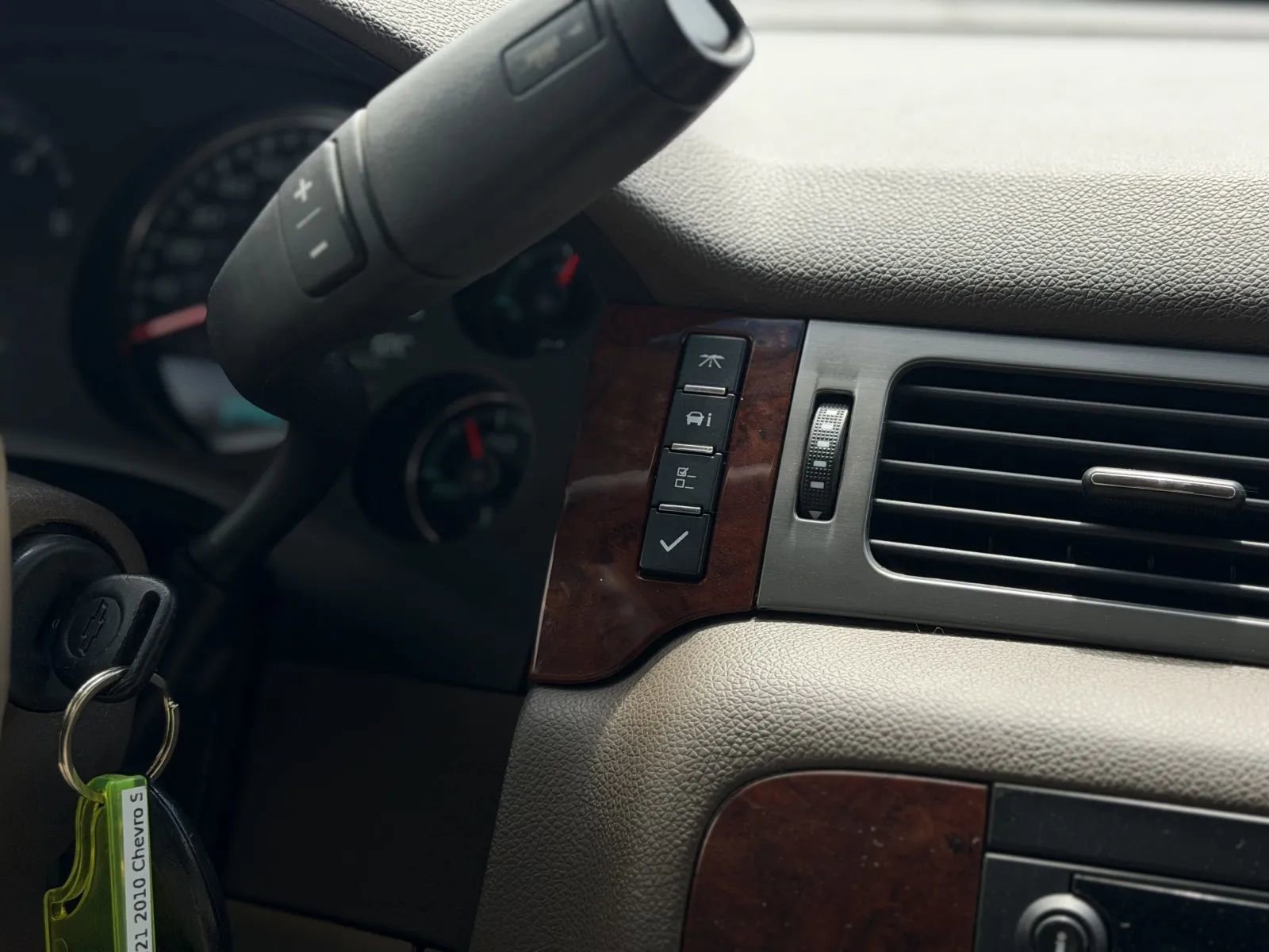 Used 2010 Chevrolet Suburban LT w/ Luxury Package image 28