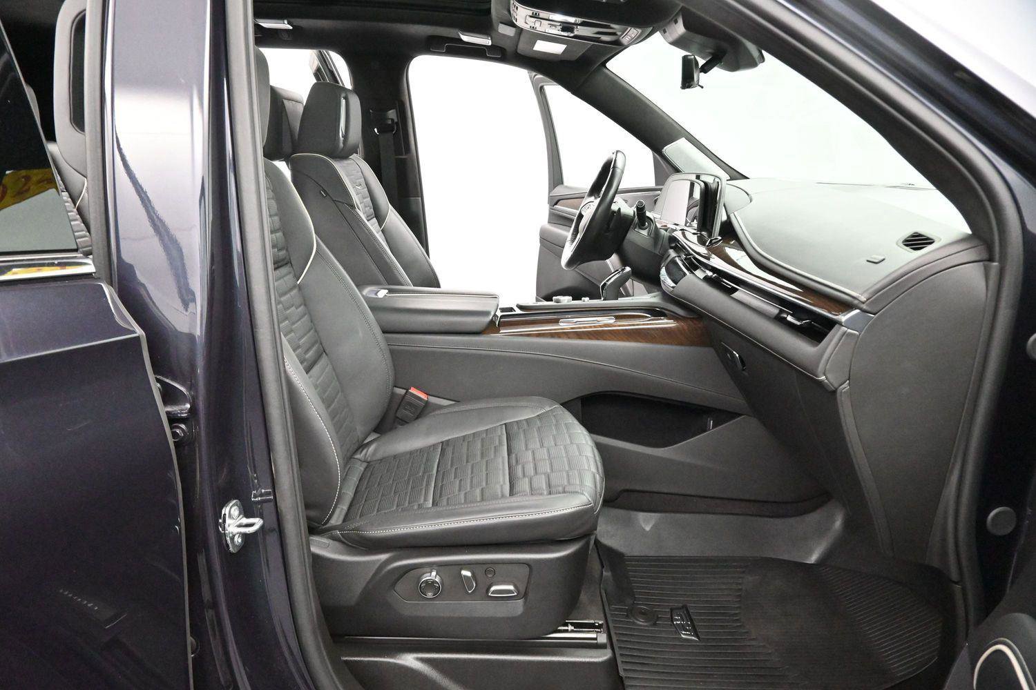 Certified 2024 Cadillac Escalade ESV Premium Luxury Platinum AWD/4WD image 36