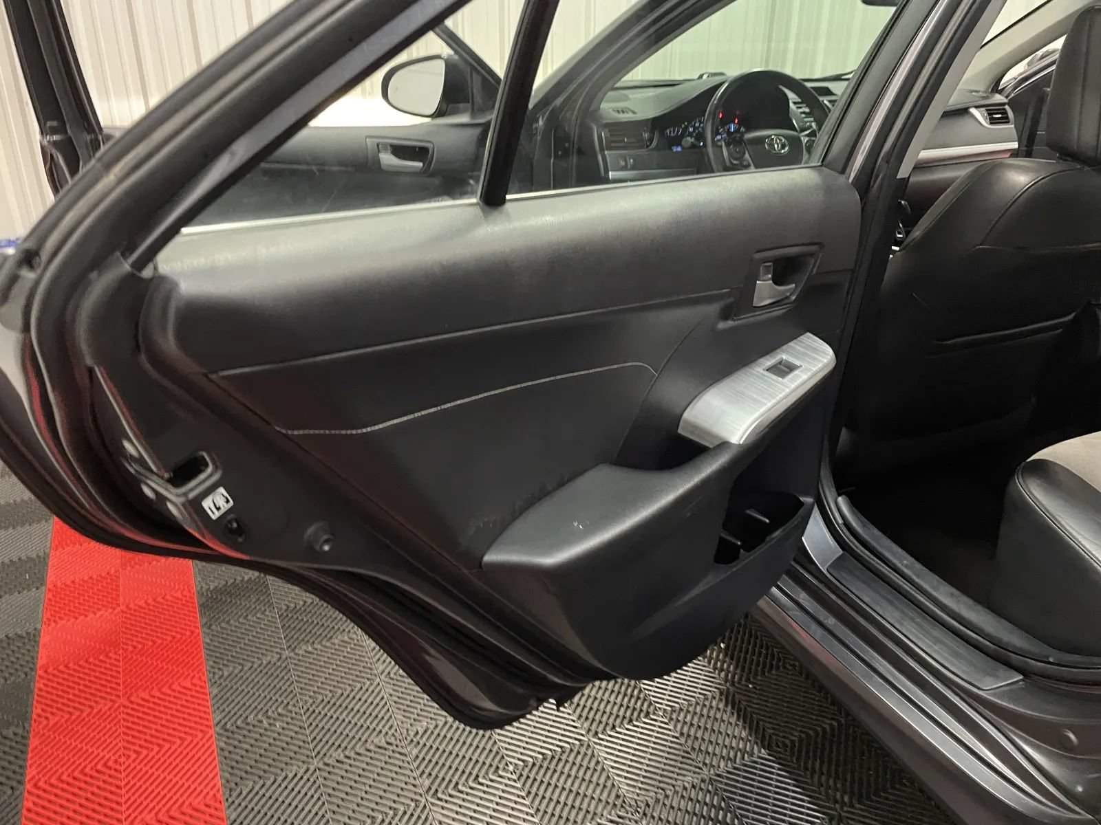 Used 2013 Toyota Camry SE w/ Leather Pkg FWD image 38