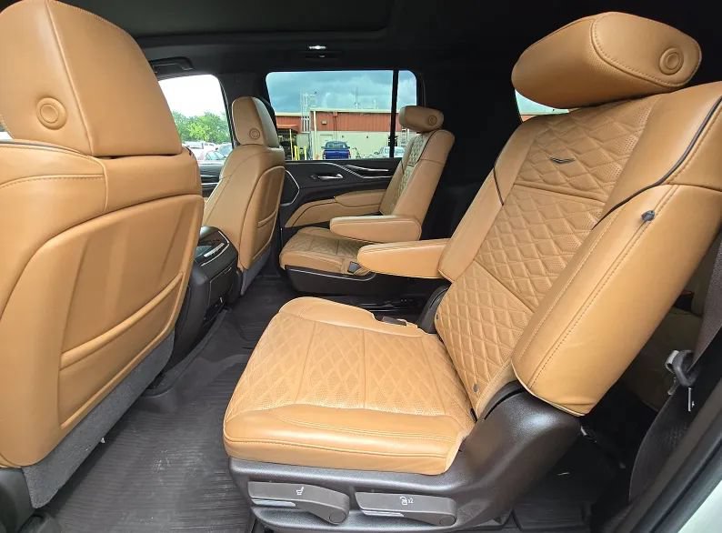 Used 2022 Cadillac Escalade ESV Premium Luxury AWD/4WD image 4