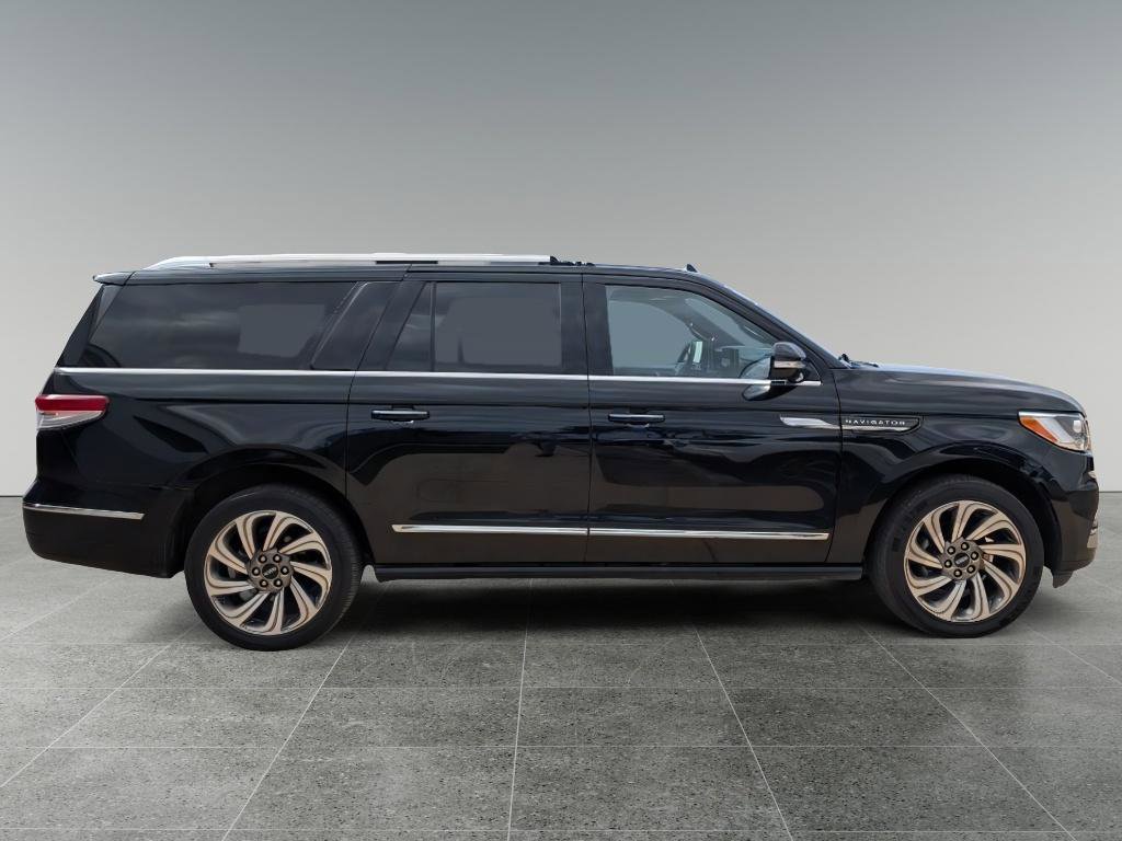 Used 2022 Lincoln Navigator L Reserve image 2