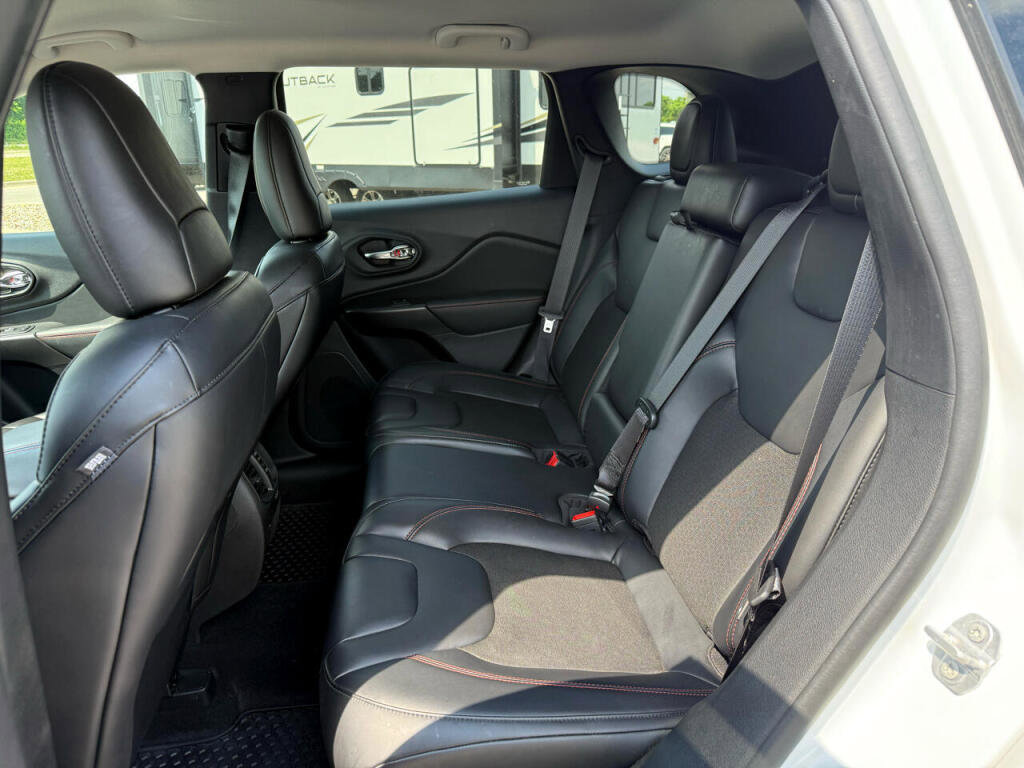 Used 2021 Jeep Cherokee Trailhawk image 14