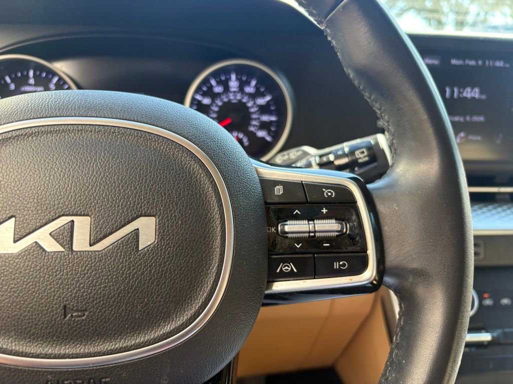 Used 2022 Kia Carnival LX image 19