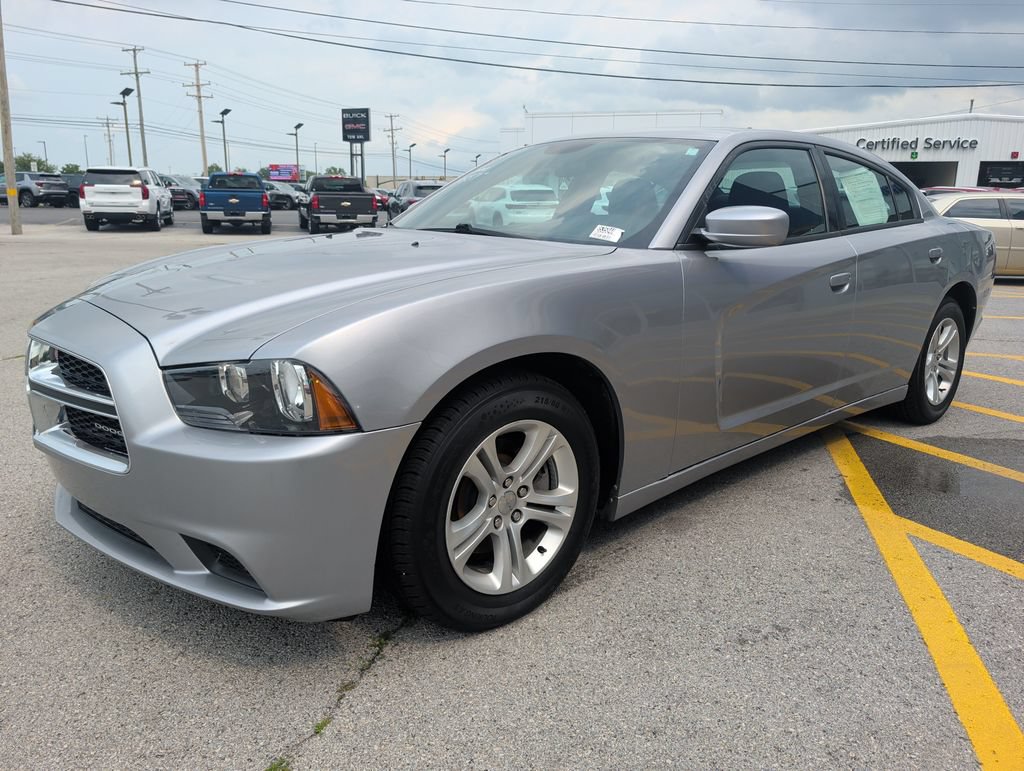 Used 2013 Dodge Charger SE RWD image 3