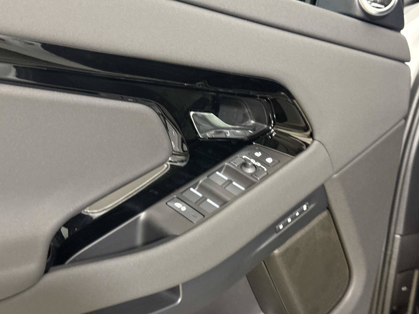New 2026 Land Rover Range Rover Evoque Hoxton AWD/4WD image 18