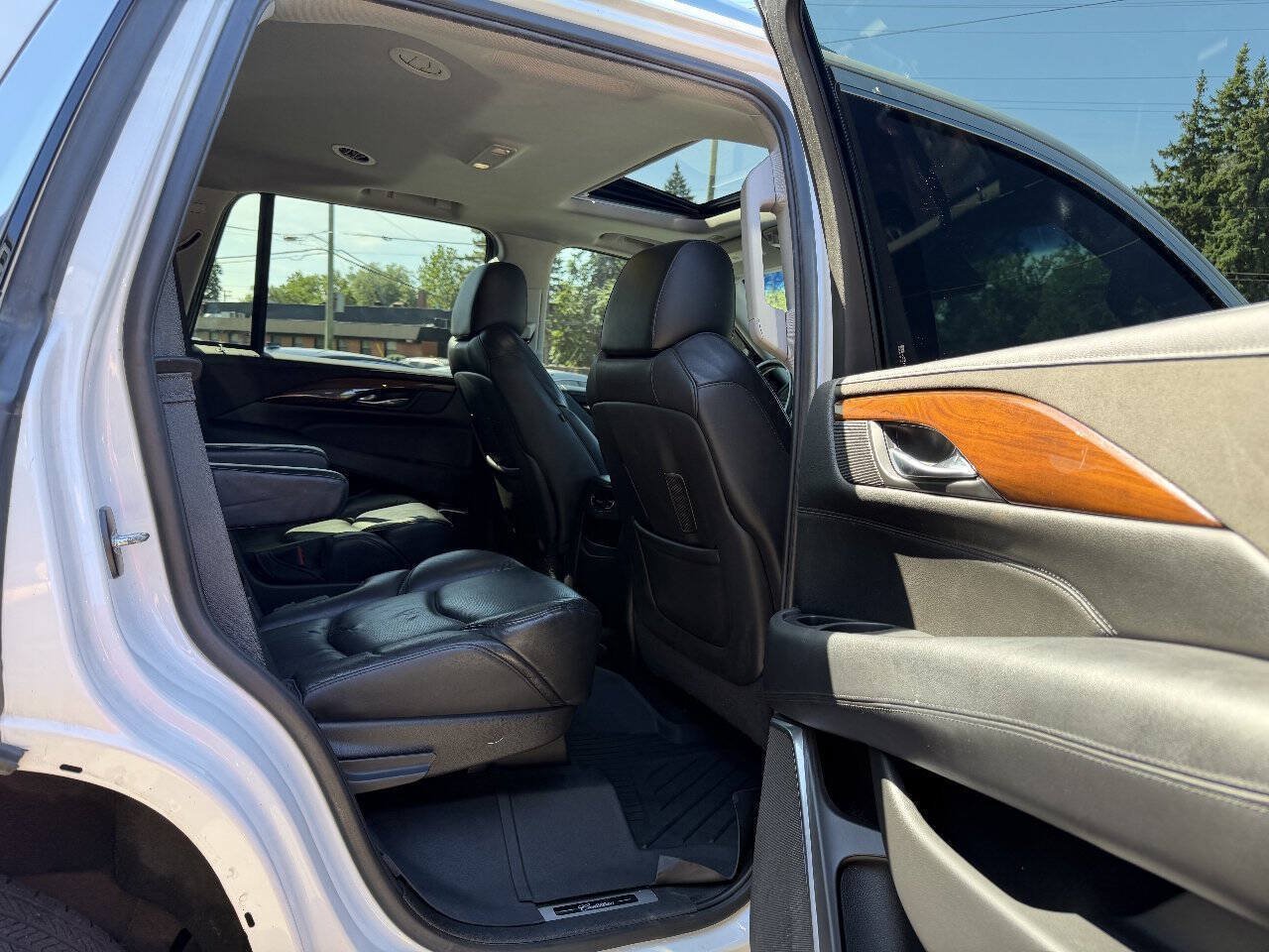 Used 2018 Cadillac Escalade Luxury AWD/4WD image 19