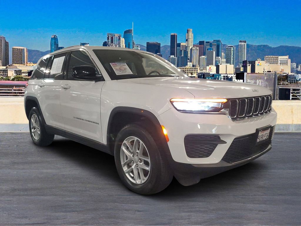 Used 2025 Jeep Grand Cherokee Laredo X image 3