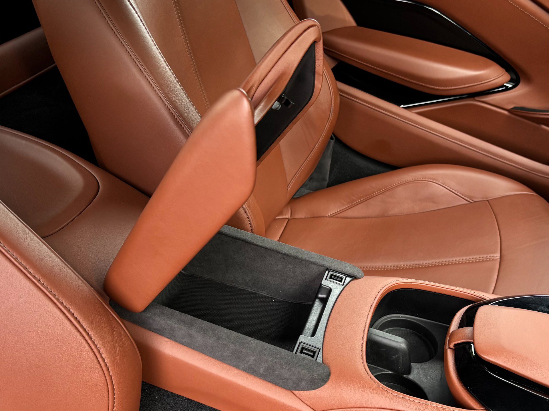 Used 2020 Aston Martin V8 Vantage Coupe RWD image 21