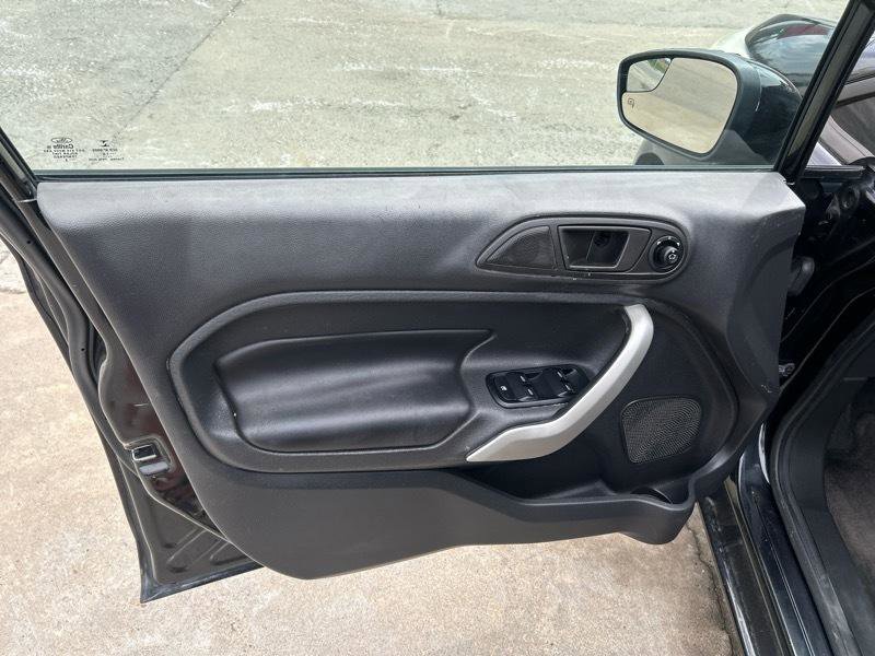 Used 2013 Ford Fiesta SE image 6