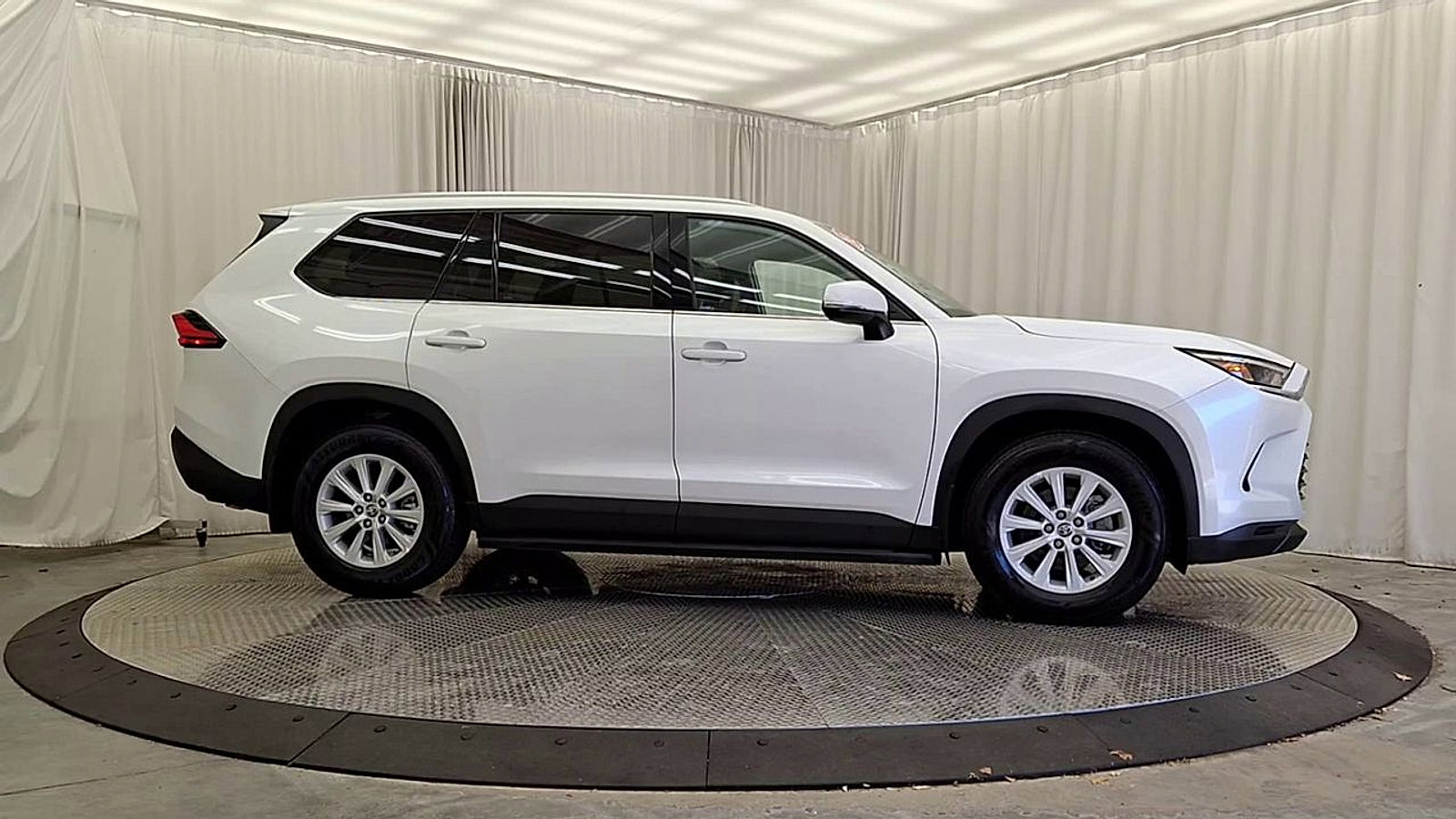 Used 2024 Toyota Grand Highlander XLE image 6