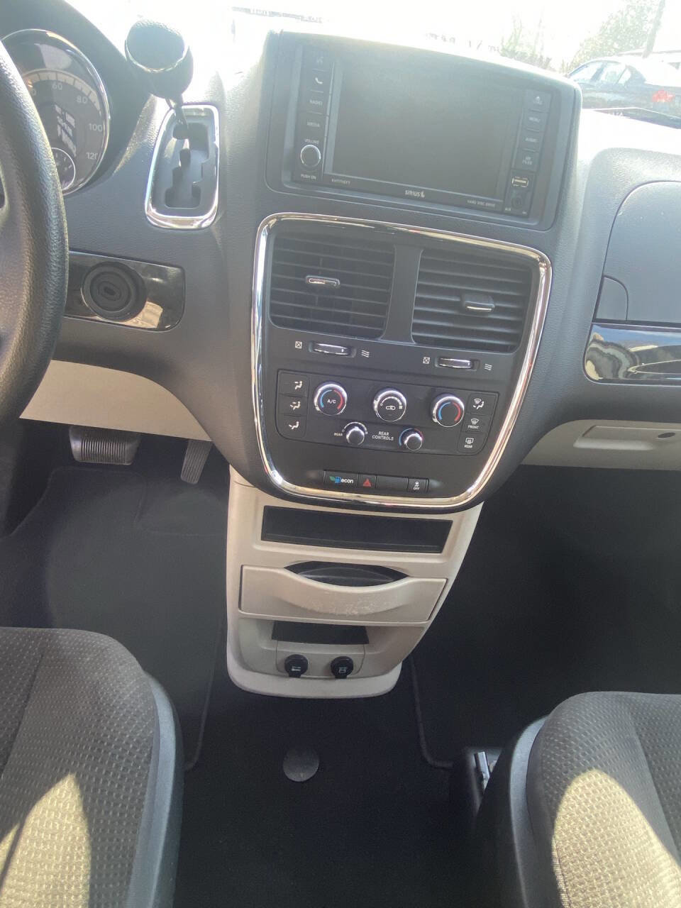 Used 2018 Dodge Grand Caravan SE w/ UConnect Hands-Free Group image 12