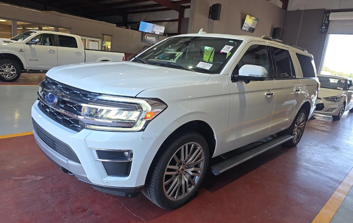 Used 2023 Ford Expedition Max Limited AWD/4WD image 2