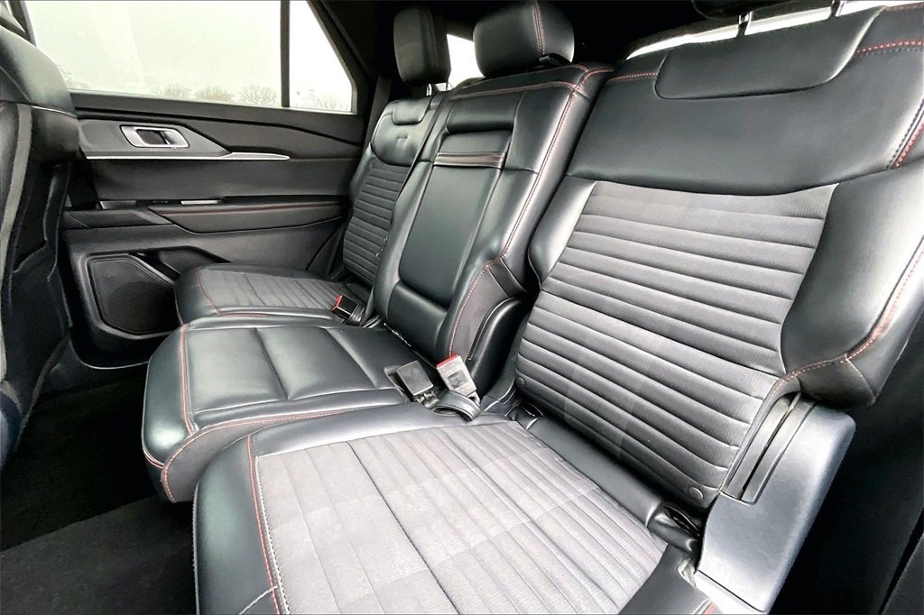 Used 2025 Ford Explorer ST-Line w/ ST-Line Street Pack image 24