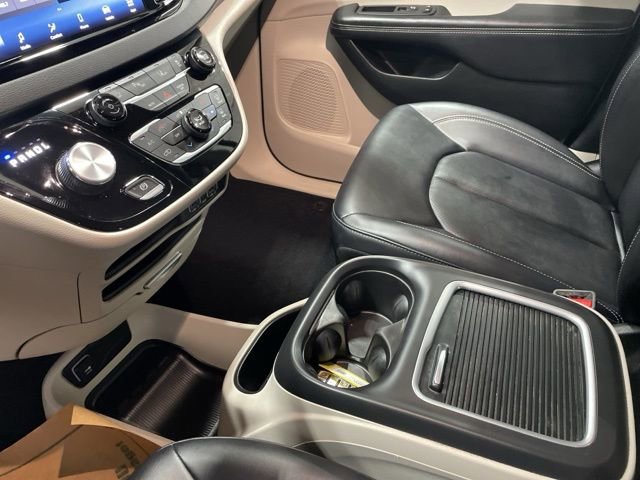 Used 2024 Chrysler Pacifica Touring-L image 15