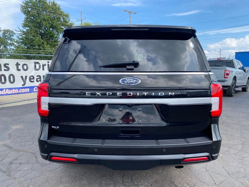 Used 2024 Ford Expedition XLT AWD/4WD image 3