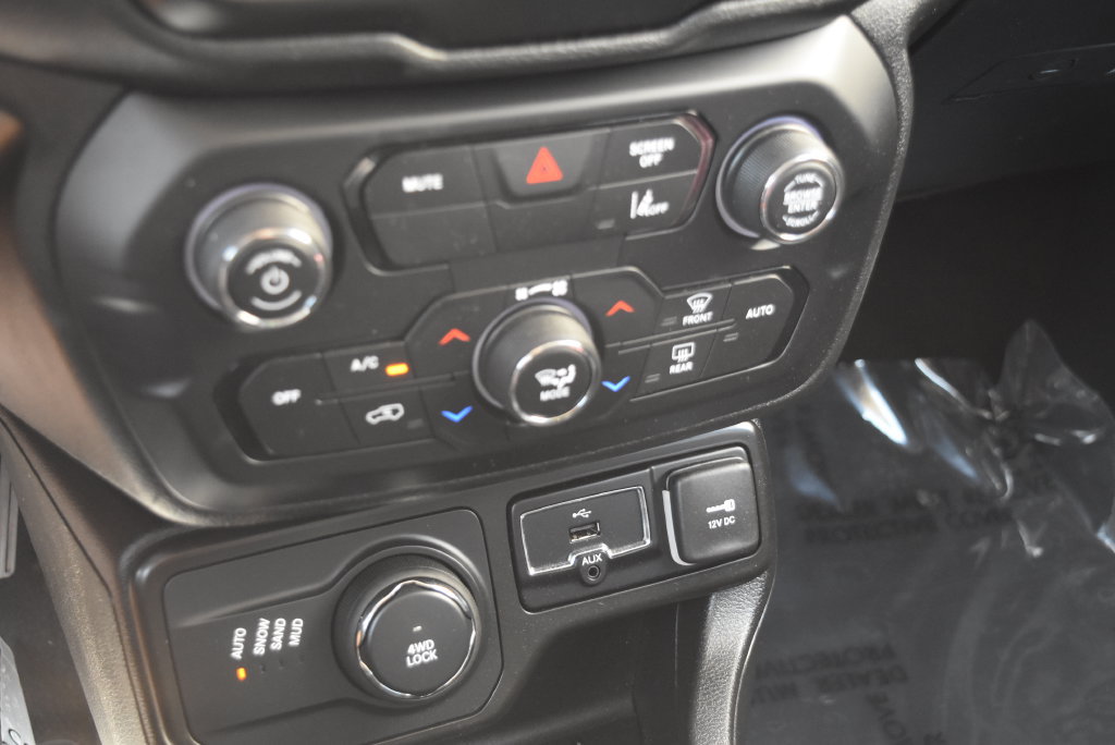 Used 2023 Jeep Renegade Latitude AWD/4WD image 16