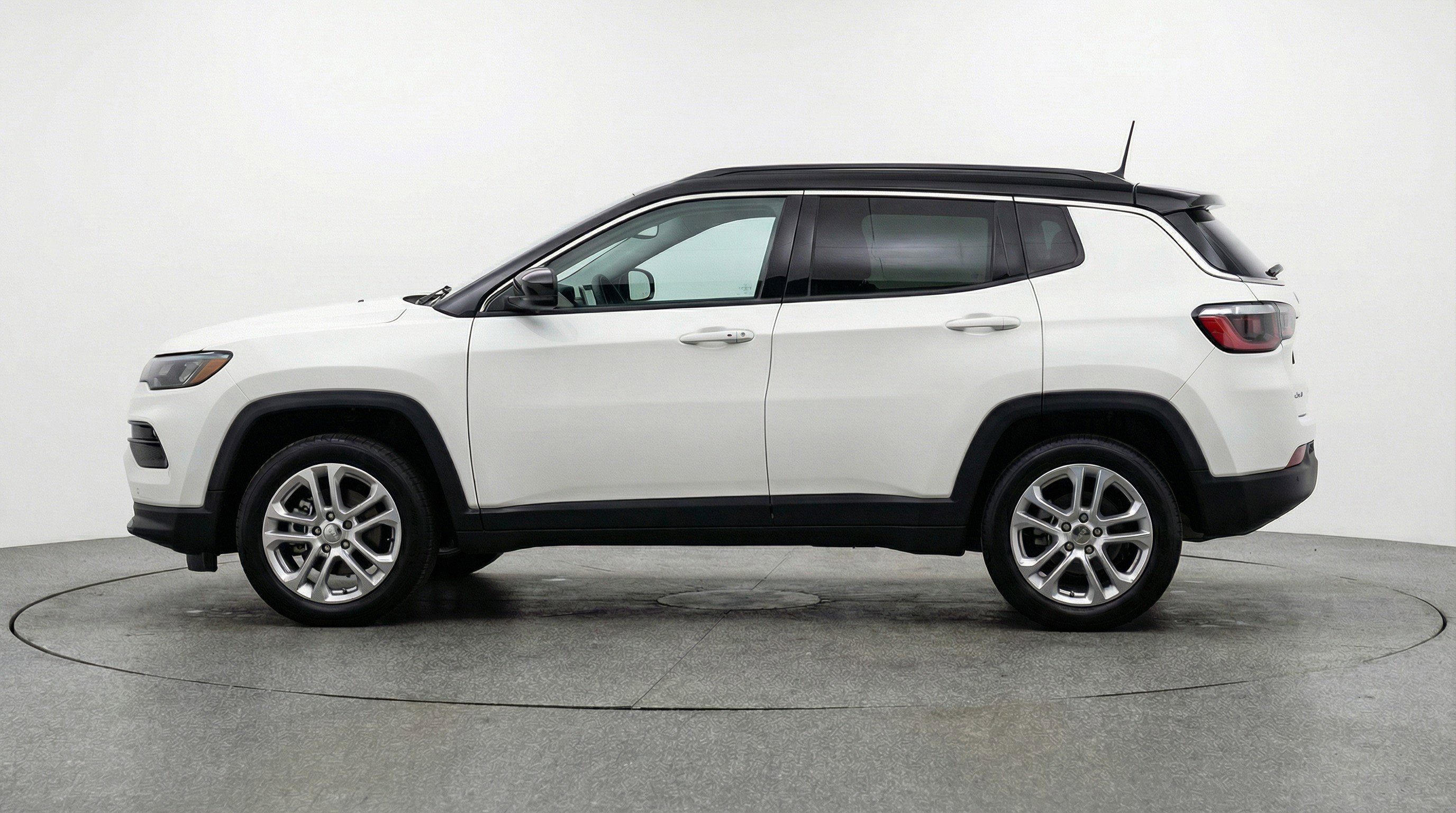 Used 2025 Jeep Compass Limited image 5
