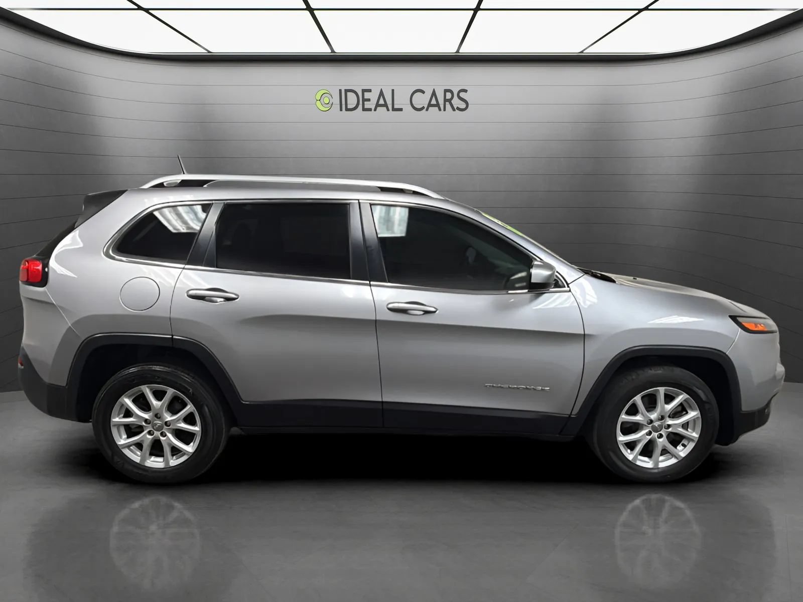 Used 2017 Jeep Cherokee Latitude FWD image 4